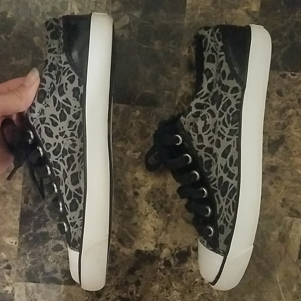 🌹Coach lace up sneakers size 6B - Picture 2 of 8